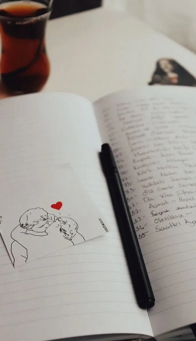 ペンが添えられた、書き込みのあるノート