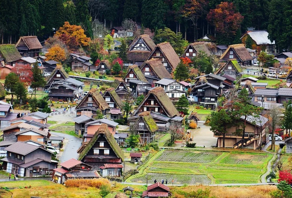秋色に染まる合掌造りの集落